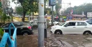 Howrah: অকাল বর্ষণে জল যন্ত্রণায় ভুগতে হলো হাওড়া শহরবাসীকে 