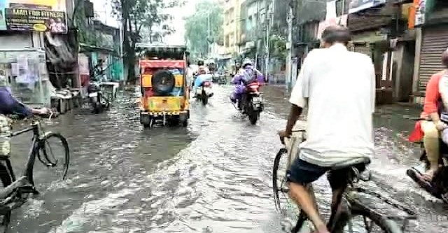 Howrah: অকাল বর্ষণে জল যন্ত্রণায় ভুগতে হলো হাওড়া শহরবাসীকে