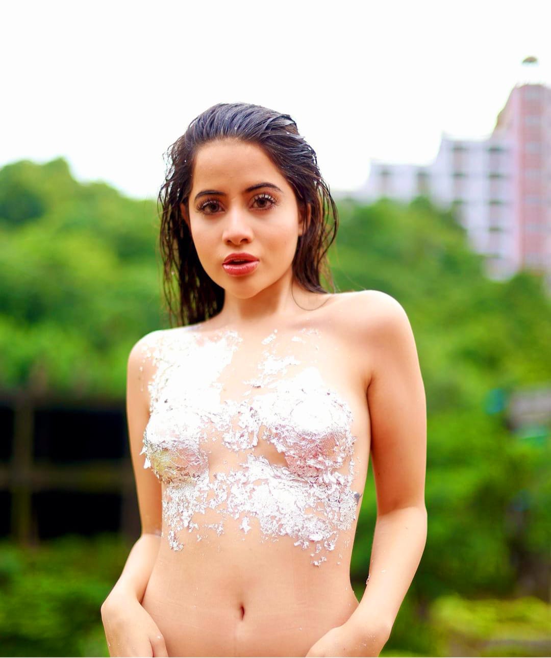 Urfi Javed: রূপোলি ফয়েলে ঢাকা উরফির শরীর, আবার বিতর্কে অভিনেত্রী