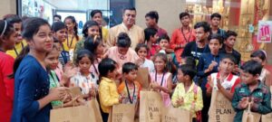 Bhatpara: কলকাতায় নিয়ে গিয়ে শপিং মল থেকে নতুন বস্ত্র কিনে দিলেন তৃণমূল কাউন্সিলর অমিত গুপ্তা