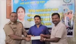 Kumargram: কুমারগ্রাম ব্লকের বিভিন্ন পুজো কমিটির কর্মকর্তাদের হাতে তুলে দেওয়া হলো ষাট হাজার টাকার চেক 