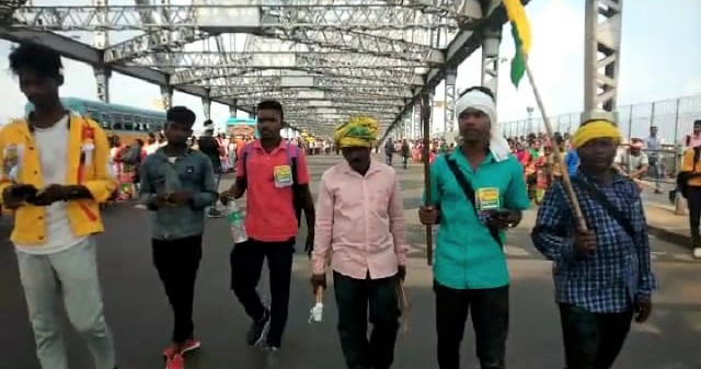Howrah: আদিবাসীদের অবরোধের প্রভাব পড়লো হাওড়া ও কলকাতায়