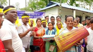 Kumargram: করম পুজো উপলক্ষ্যে কুমারগ্রামে ধামসা,মাদল ও শাড়ী বিতরণ 