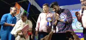 Manoj Tiwary: শুভ মহালয়ার সন্ধ্যায় শিবপুর বিধানসভা কেন্দ্রের বিধায়ক মনোজ তিওয়ারি মহাশয় এর নানান জায়গায় বস্ত্র বিতরণ উৎসবে শামিল হলেন