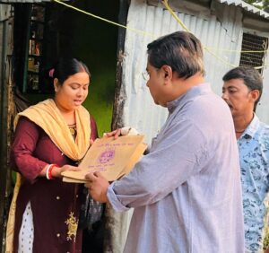Barrackpore: ব্যারাকপুরে প্ল্যাস্টিক বর্জনের ডাক দিয়ে চটের ব্যাগ বিলি  তৃণমূল কাউন্সিলর সম্রাট তপাদারের 