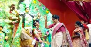 Shashi Panja: সোনাগাছির দুর্গাপুজোর উদ্বোধন করলেন রাজ্যের মন্ত্রী শশী পাঁজা 