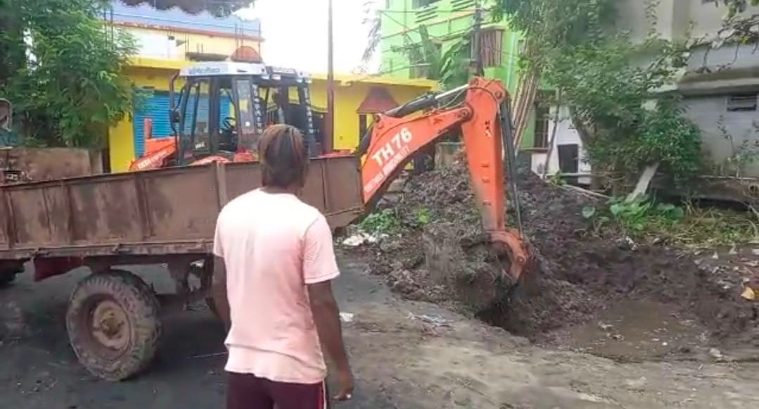 Bhatpara: ভাটপাড়ার ২০ নম্বর ওয়ার্ডে আতপুর নতুন পাড়ায় পুকুর ভরাটের কাজ রুখে দিল পুরসভা