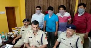 Barrackpore: বেলঘড়িয়া এক্সপ্রেসওয়ের ধারে ময়লাখোলা এলাকায় গাড়ি থেকে উদ্ধার ১১ কেজি সোনা, ধৃত ৪