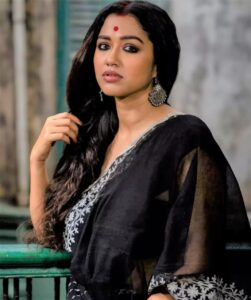 Sohini Sarkar: পুজোর ফ্যাশনে ভরা যৌবনে ঝড় সোহিনীর, নেটপাড়া তোলপার 