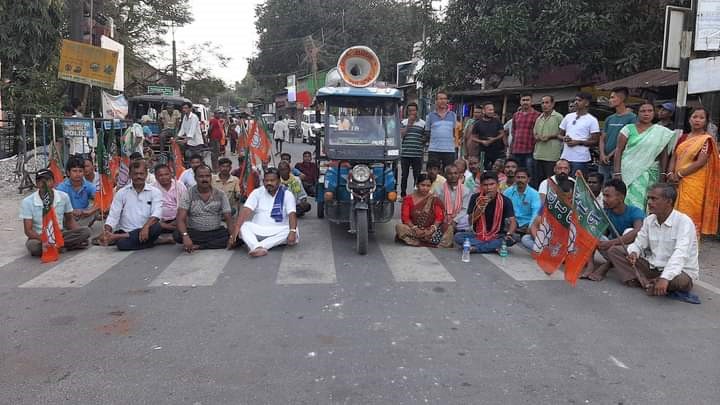 Alipurduar: আন্দোলনরত টেট প্রার্থীদের মাঝরাতে পুলিশ দিয়ে জোর করে তুলে দেবার প্রতিবাদে বিজেপির বিক্ষোভ মিছিল