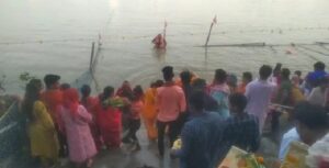 Chhath Puja Howrah: ছট পুজো উপলক্ষে হাওড়ার গঙ্গার ঘাটগুলিতে পূর্ণার্থীদের ভিড় 