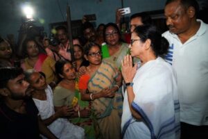 Mamata Banerjee at Malbazar : মালবাজারে হড়পা বানে মৃতদের পরিজনদের সাথে দেখা করে পাশে থাকার আস্বাস দিলেন মুখ্যমন্ত্রী মমতা বন্দ্যোপাধ্যায়