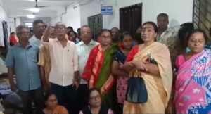 Bhatpara: পেনশনের দাবিতে ভাটপাড়া পুরসভায় বিক্ষোভ অবসরপ্রাপ্ত কর্মচারীদের 