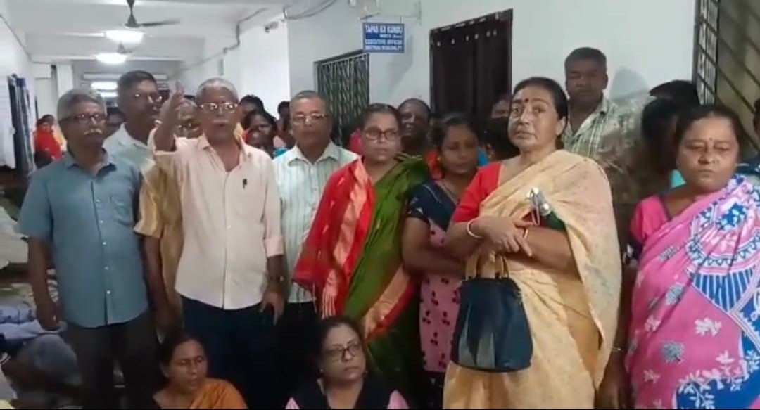 Bhatpara: পেনশনের দাবিতে ভাটপাড়া পুরসভায় বিক্ষোভ অবসরপ্রাপ্ত কর্মচারীদের