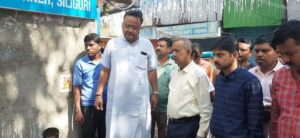 Goutam Deb Siliguri: আগুনে ক্ষতিগ্রস্ত দোকান্দারের সাথে দেখা করে সহায়তার আস্বাস মেয়র গৌতম দেবের