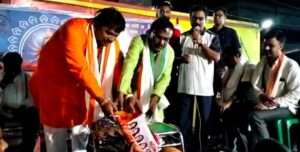 Bhatpara: ভাটপাড়ায় একাধিক পুজোর উদ্বোধন ও বস্ত্র বিতরণে তৃণমূল নেতা প্রিয়াঙ্গু পান্ডে