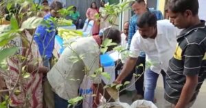 Alipurduar: ষট পুজো উপলক্ষ্যে ষট ব্রতীদের নতুন বস্ত্র ও খাদ্য সামগ্রী দিলেন পঞ্চায়েত সমিতির সভাপতি