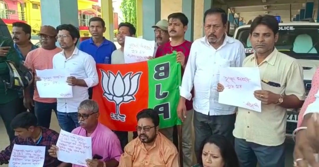 Barrackpore: মামুদপুর পঞ্চায়েতের কুলিয়াগড় থেকে প্রচুর নথি-সহ ধৃত মহিলা, পুলিশি ধামাচাপার অভিযোগে বিক্ষোভে সরব বিজেপি