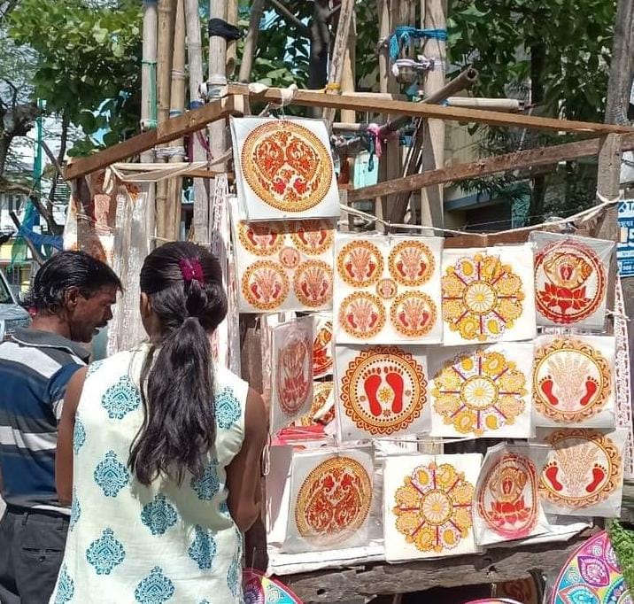Murshidabad: মুর্শিদাবাদ জেলা জুড়ে দেদার বিকোচ্ছে লক্ষ্মীর চরণের স্টিকার ,আলপনার রীতি ভুলেছে বাঙালি