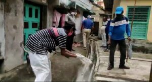 Howrah: প্রাক্তন পৌর প্রতিনিধি অরবিন্দ গুহর নেতৃত্বে হাওড়ার ৪১ নম্বর ওয়ার্ডে ডেঙ্গি প্রতিরোধে ছড়ানো হল ব্লিচিং ও মশার ওষুধ 