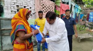 Barrackpore: বাড়ি বাড়ি গিয়ে ছট ব্রতীদের হাতে নুতন বস্ত্র ও পুজোর সামগ্রী তুলে দিলেন তৃণমূল নেতা প্রিয়াঙ্গু পান্ডে