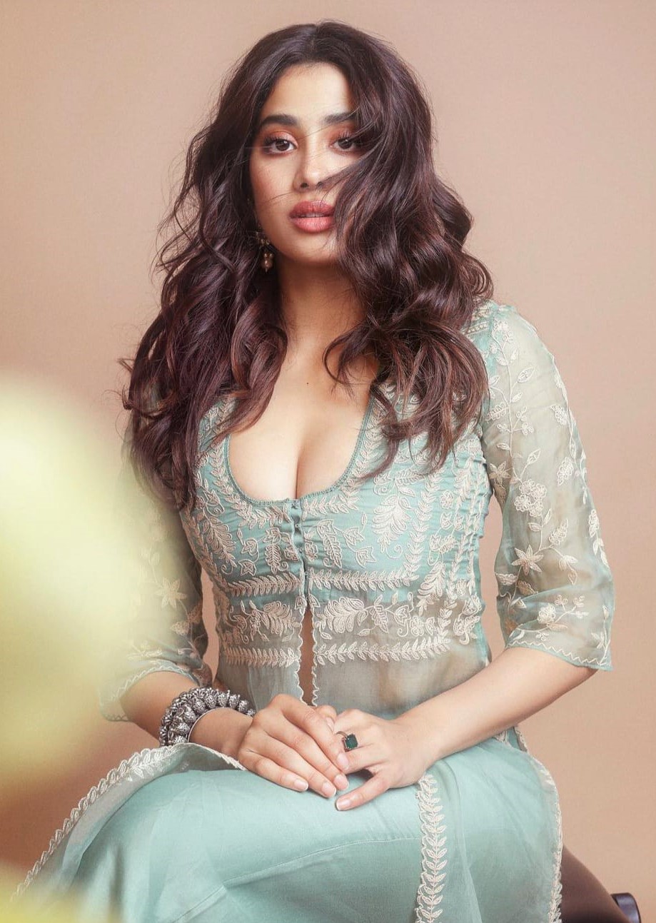 Janhvi Kapoor: লাস্যে ভরা শরীরে আগুন জ্বালালেন শ্রীদেবী কন্যা, নেটপাড়া সরগরম