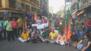 Howrah: বিজেপি রাজ্য সভাপতি গ্রেপ্তারের প্রতিবাদে হাওড়ায় পথ অবরোধ বিজেপির