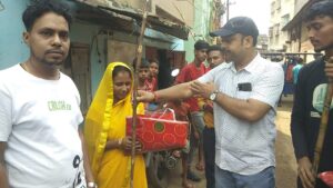 Howrah: ক্রীড়া প্রতিমন্ত্রী মনোজ তিওয়ারির নিদের্শ ও সহযোগিতায় ছট পুজো উপলক্ষে টিকিয়া পাড়ার গরীব পরিবারগুলোর হাতে তুলে দেওয়া হল নতুন বস্ত্র ও পুজোর সামগ্রী 