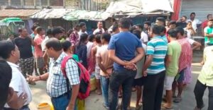 Bhatpara: পানীয় জলের দাবিতে ভাটপাড়ায় পথ অবরোধ করে বিক্ষোভ বাসিন্দাদের 