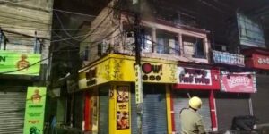 Naihati: নৈহাটিতে আরবিসি রোডে লাইট পোস্টে প্যাচানো গুচ্ছ তারে আগুন, আতঙ্কে ব্যবসায়ীরা