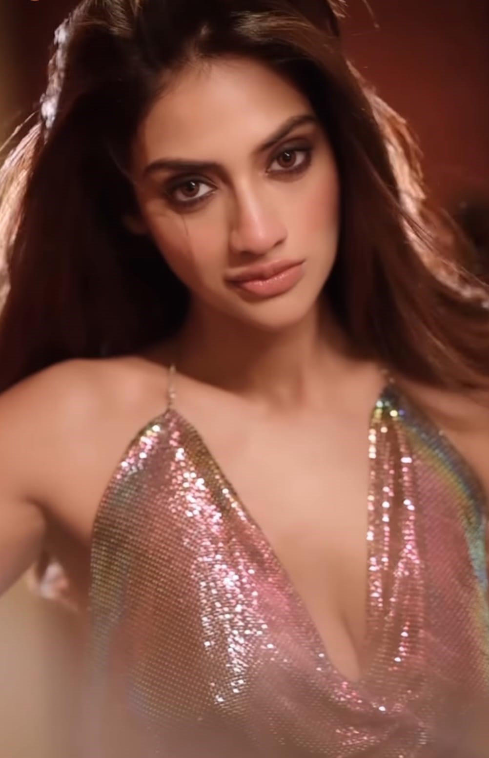 Nusrat Jahan: হট ক্লিভেজে সোশ্যাল মিডিয়াতে আগুন জ্বালালেন নুসরত জাহান, নেটিজেনরা হতবাক