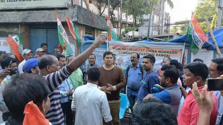 Siliguri: বকেয়া ষোলো মাসের বেতন দ্রুত প্রদানের দাবীতে বি এস এন এল এর ঠিকা কর্মীদের আন্দোলন চলছে siliguri-bsnl-contract-workers-are-on-a-strike-demanding-prompt-payment-of-their-arrears-of-sixteen-months-westbengal-india-howrah-wb-eiyug-siliguri