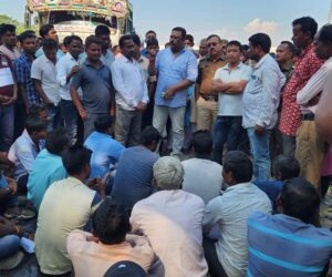 Alipurduar: নদী থেকে বালি পাথর উত্তোলনের কাজ চালুর দাবীতে অবস্থান বিক্ষোভ শ্রমিকদের 