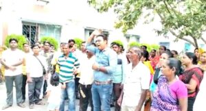 Bhatpara: বেতনের পুরো টাকা না মেলায় ভাটপাড়া পুরসভায় বিক্ষোভ সাফাই কর্মচারীদের 