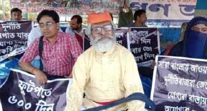 kolkata: ধর্ণারত নবম-দ্বাদশের হবু শিক্ষক-শিক্ষিকা পদপ্রার্থীদের পাশে দাঁড়ালেন ব্রতচারী গবেষক জন্মেজয় শ্যামল