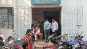 Birbhum: সাপের ভয়ে কাজ শিখেই উঠেছে সিউড়ির সরকারি অফিসে
birbhum-the-fear-of-snakes-is-learned-to-work-in-government-offices-in-siuri-west-bengal-india-ei-yug