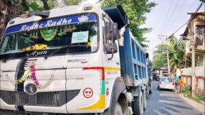 Jalpaiguri: তিনটি বালি ভর্তি ডাম্পার আটক করলো জলপাইগুড়ি পুলিশ 