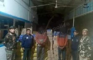 Siliguri: পাচারের পথে উদ্ধার বাহান্ন কার্টন মদ 
siliguri-fifty-two-cartons-of-liquor-recovered-from-smuggling-route-west-bengal-eiyug-newspaper-howrah-india-ei-yug