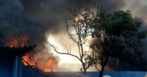 Belur: প্লাস্টিক কারখানায় ভয়াবহ আগুন বেলুড়ে a-terrible-fire-broke-out-in-the-plastic-factory-howrah-india-west-bengal-eiyug