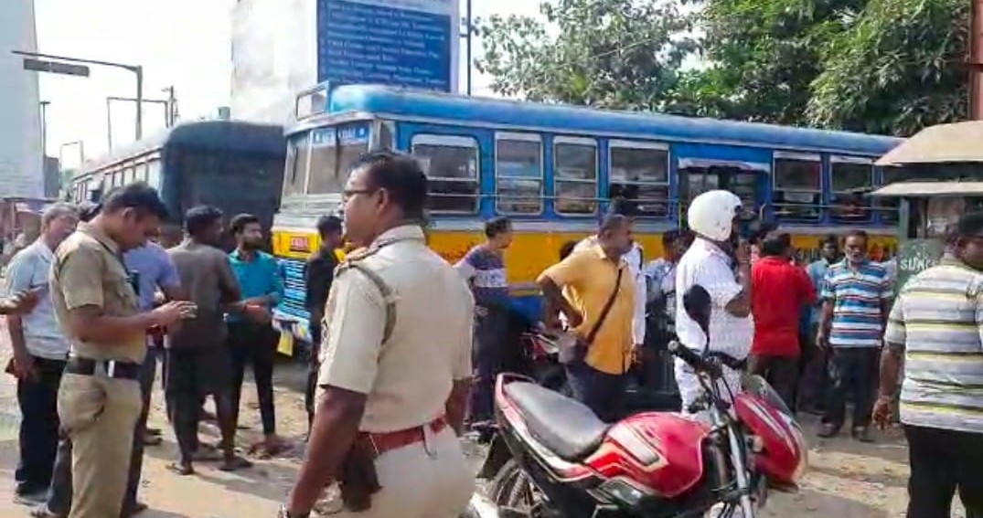 Sodepur: দুটি বেসরকারি বাসের রেষারেষি ঘিরে উত্তেজনা, মাথা ফাটলো বাস মালিকের