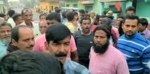 Birbhum: আধারের সঙ্গে মোবাইল লিংক করতে আসা যুবককে নিয়ে বিক্ষোভ birbhum-protest-over-youth-who-came-to-link-mobile-with-aadhaar-west-bengal-india-ei-yug