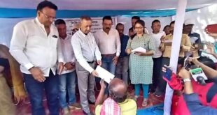Siliguri: আগুনে ক্ষতিগ্রস্ত আটচল্লিশটি পরিবারকে জরুরি কালীন আর্থিক সহায়তা দিল শিলিগুড়ি পৌর নিগম siliguri-the-siliguri-municipal-corporation-has-provided-emergency-financial-assistance-to-forty-eight-fire-affected-families-west-bengal-india-ei-yug