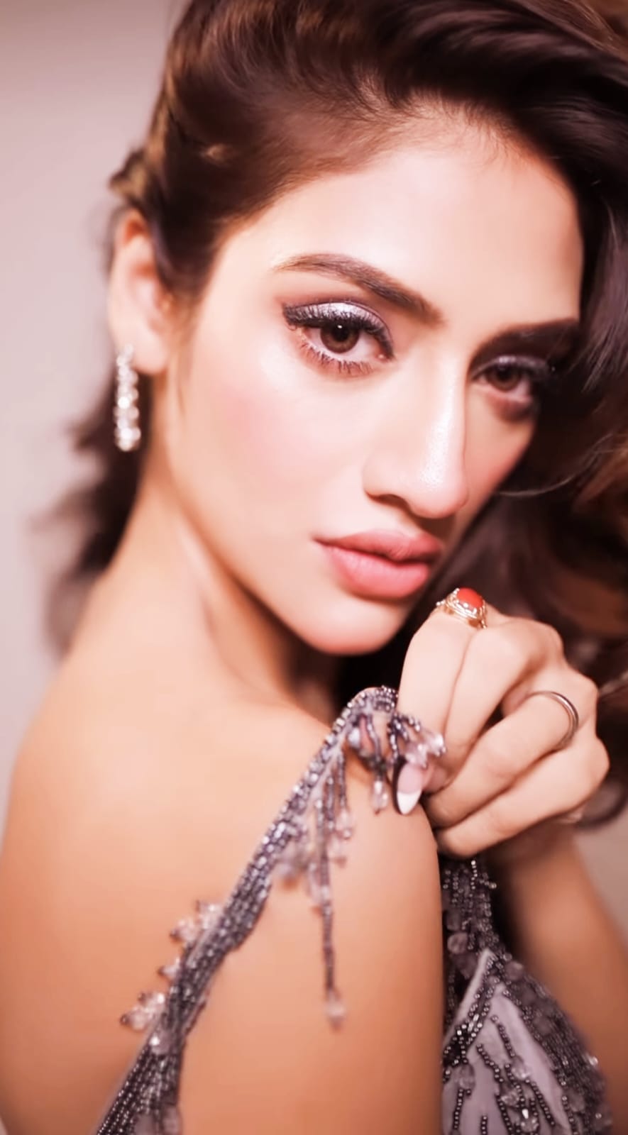 Nusrat Jahan: ক্যামেরার সামনে পোশাক বদলে বিতর্কে নুসরত জাহান nusrat-jahan-nusrat-jahan-in-controversy-by-changing-clothes-in-front-of-the-camera-india-actress-movie-bengali-film-kolkata-ei-yug