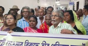 Bhatpara: অর্ধেক পেনশন দেওয়ার প্রতিবাদে ভাটপাড়া পুরসভায় বিক্ষোভ অবসরপ্রাপ্ত কর্মচারীদের
bhatpara-retired-employees-protest-in-bhatpara-municipality-against-half-pension-west-bengal-india-ei-yug