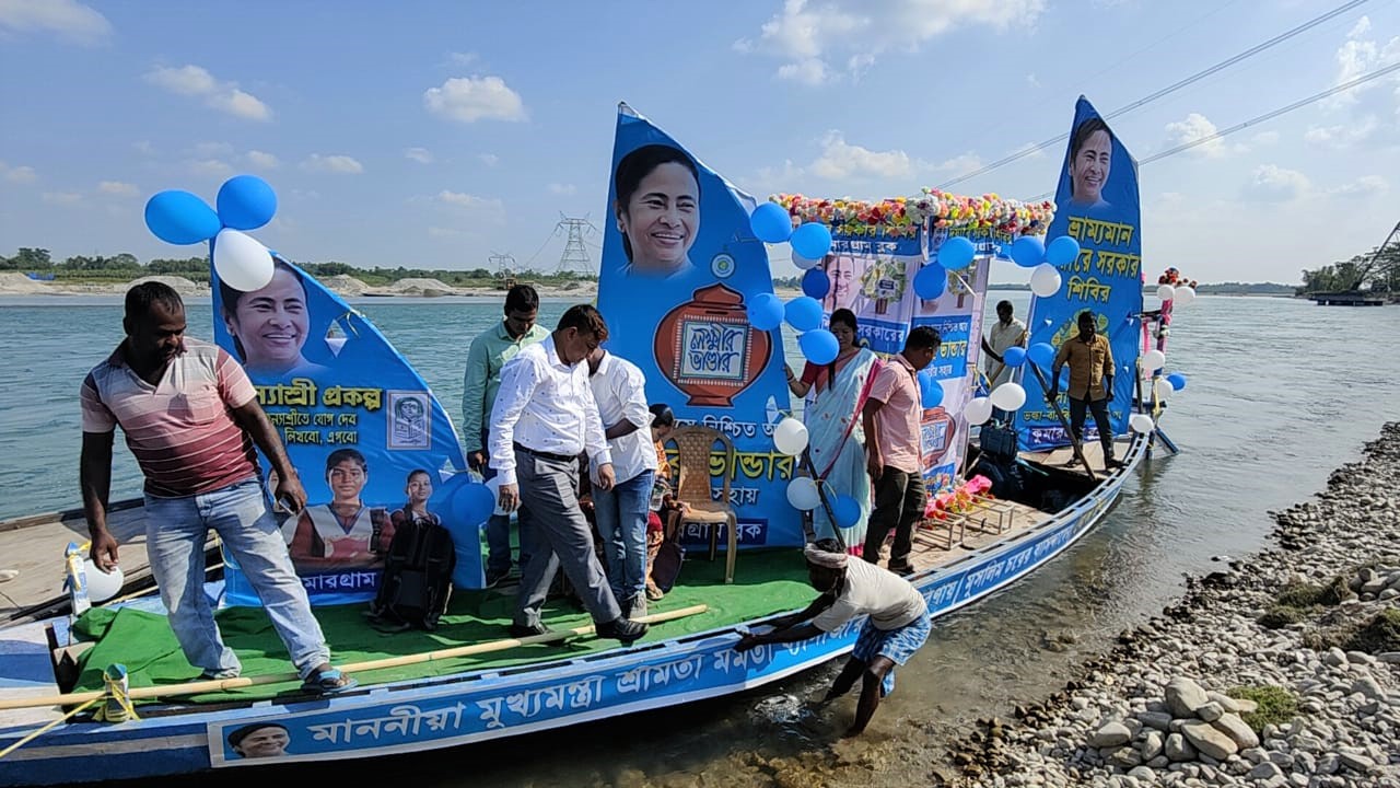 Alipurduar: নৌকা চেপে দুয়ারে সরকার শিবিরে গেলেন জেলাশাসক