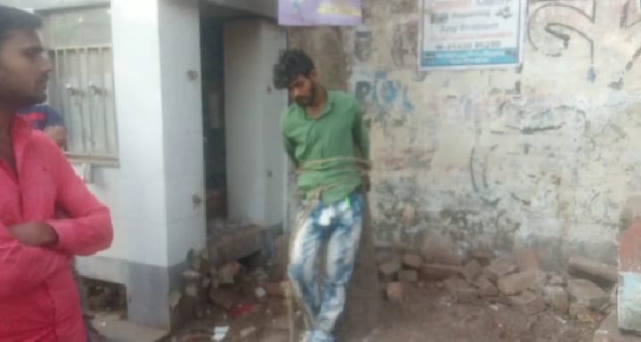 Howrah: চুরি করা অপরাধে গাছে বেঁধে গণধোলায় howrah-he-was-tied-to-a-tree-for-the-crime-of-stealing-westbengal-india-eiyug