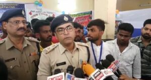 Santragachi: কোনা ট্রাফিক অফিস ও এক স্বেচ্ছাসেবী সংস্থার যৌথ উদ্যোগে সাঁতরাগাছিতে বিরাট কোহলির জন্মদিবস পালন