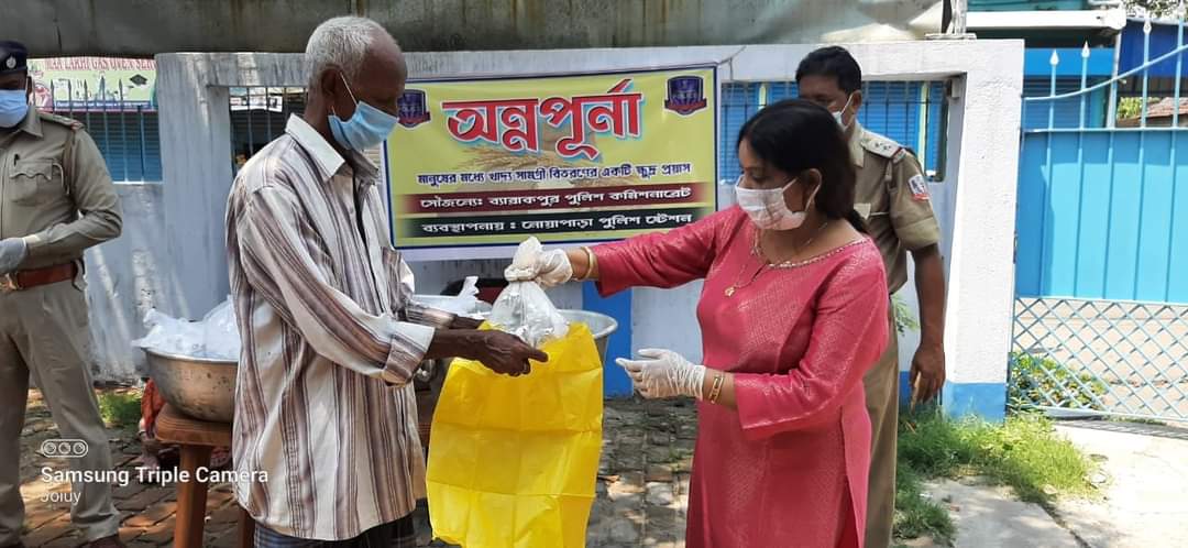 Noapara: সেবামূলক কাজেই নিজেকে নিয়োজিত রাখতে চান নোয়াপাড়া থানার বড়বাবুর সহধর্মিনী
