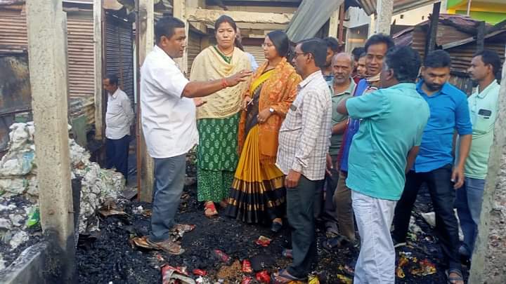 Alipurduar: খোয়াড়ডাঙ্গা বাজারে আগুনে ভস্মীভূত দোকানগুলি পরিদর্শনে সভাধিপতি সহ সভাপতি alipurduar-president-vice-president-inspects-the-shops-destroyed-by-fire-in-khoradanga-bazaar-west-bengal-india-ei-yug