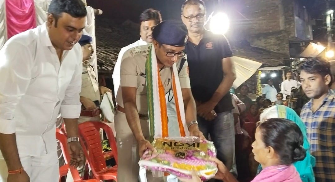 barrackpore: কাঁকিনাড়ায় জগদ্ধাত্রী পুজো উপলক্ষে শীতবস্ত্র বিতরণ প্রদান অনুষ্ঠানে পুলিশ কমিশনার-ডিসি নর্থ